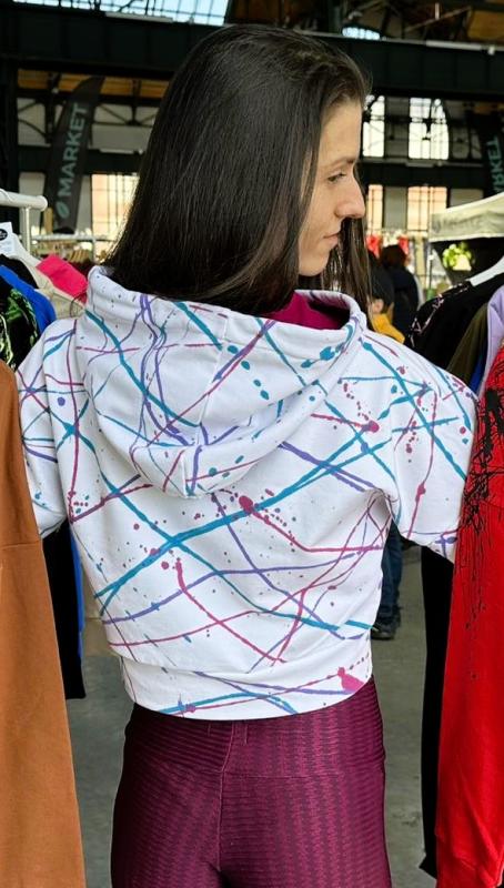 Dámská crop top mikina s kapucí ručně barvená — česká výroba 1