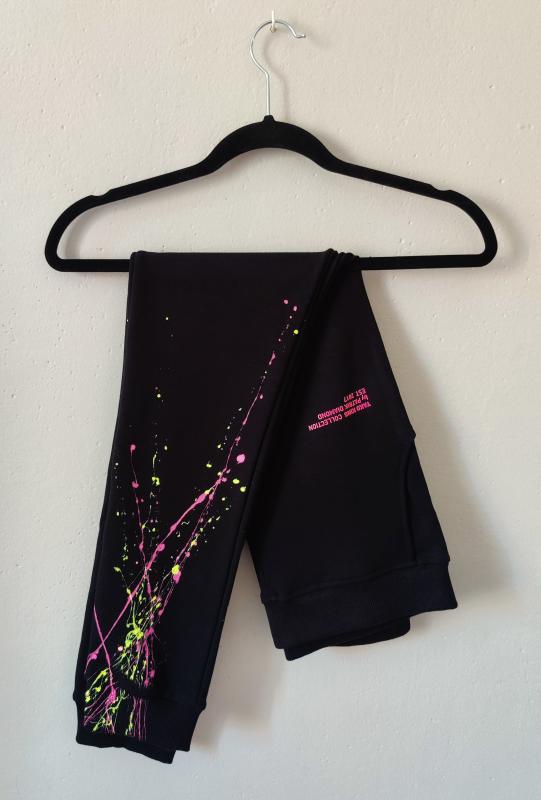 Dámská crop top mikina s kapucí černá ručně barvená — česká výroba 3