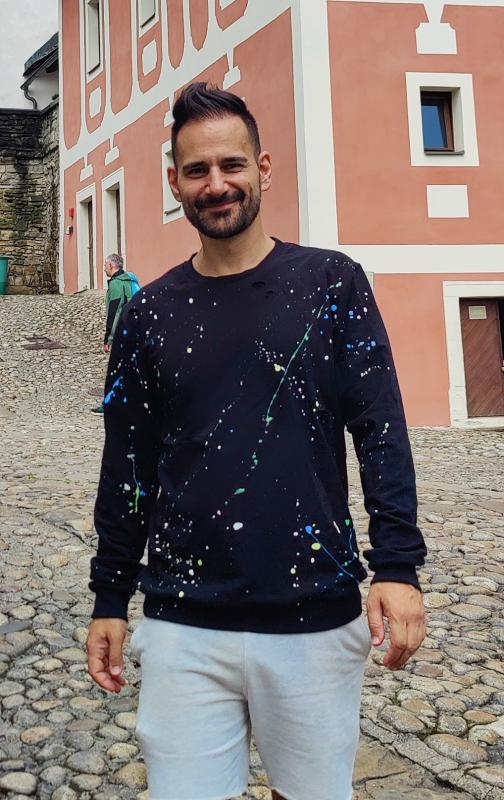 Mikina pánská černá potrhaná stříkaná 3