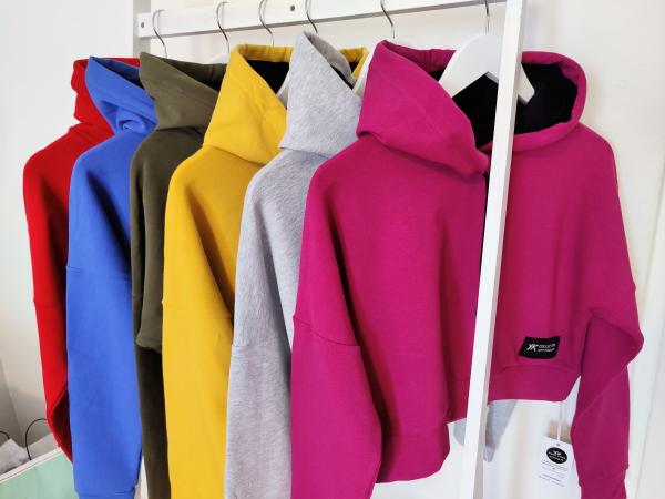 Dámská crop top mikina s kapucí — česká výroba